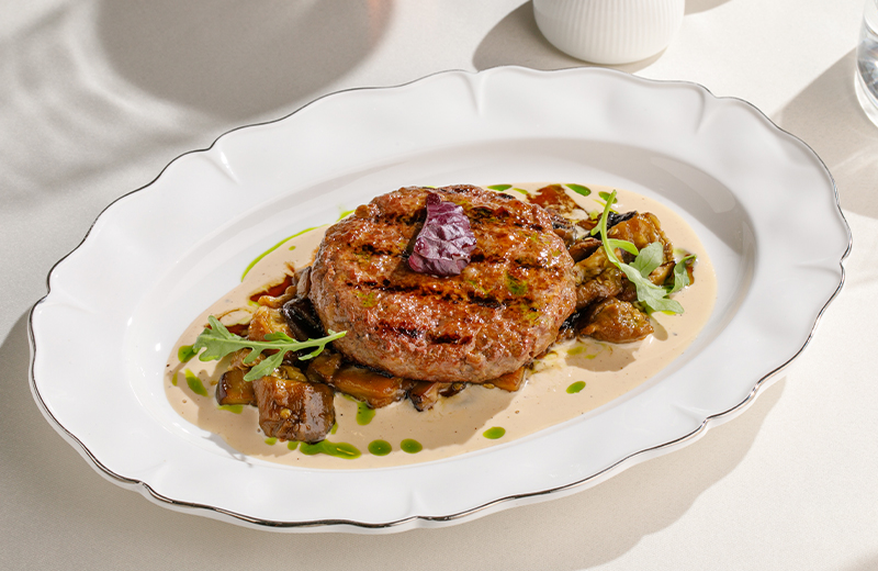 Заказать на дом бифштекс с печёным баклажаном и сезонными грибами