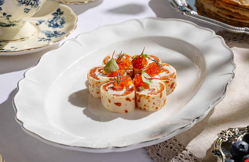 Заказать на дом блины с лососем, крем-чизом и красной икрой