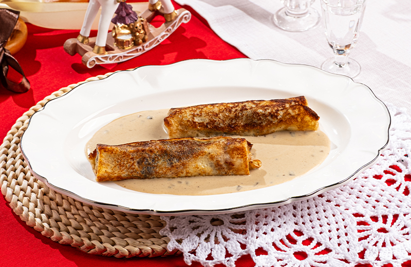 Доставка на дом блины с тушёной говядиной и соусом из жаренных грибов