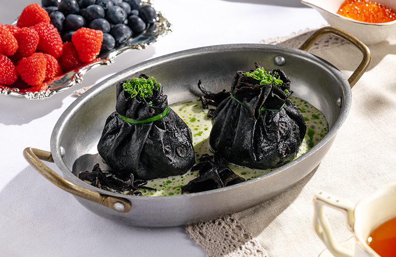 Доставка блины с чернилами каракатицы, уткой и чёрными лисичками