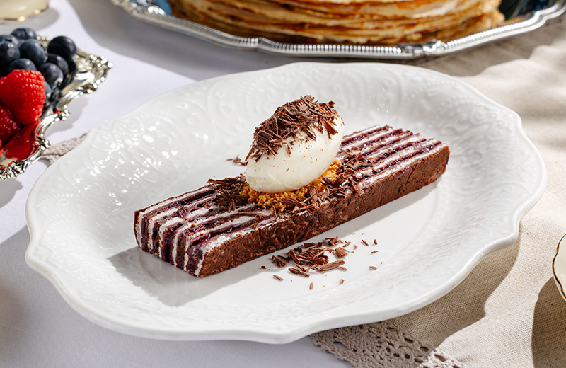 Доставка на дом блинный торт с лавандой и чёрной смородиной