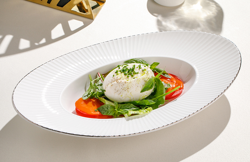 Доставка на дом буррата с томатами и соусом на основе ряженки