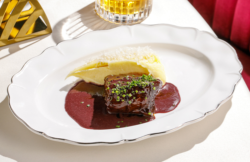 Доставка говяжье ребро с пюре, мясным соусом бордолез и пармезаном