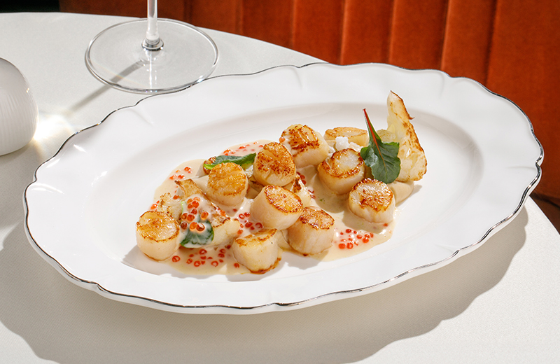 Гребешки с печёной цветной капустой и красной икрой