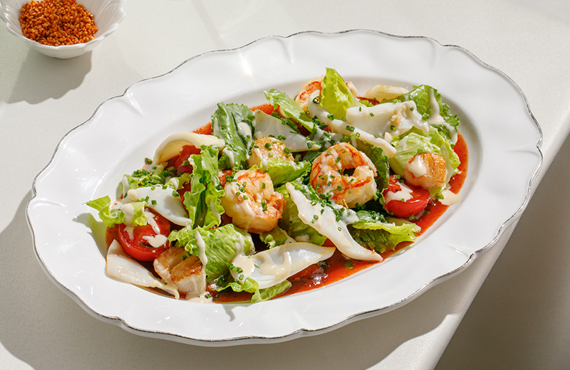 Заказать на дом салат с морепродуктами, томатами и авокадо в сливочном соусе