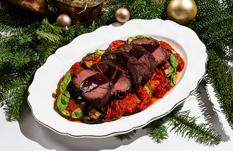 Доставка на дом говяжья лопатка с розмарином и овощным рататуем