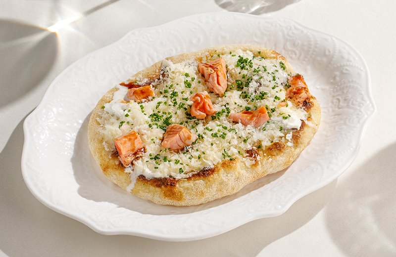 Доставка на дом мини-пицца с форелью и страчателлой