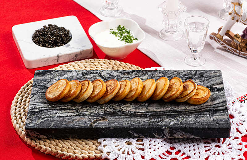 Доставка на дом мини-оладьи с чёрной икрой и домашней сметаной