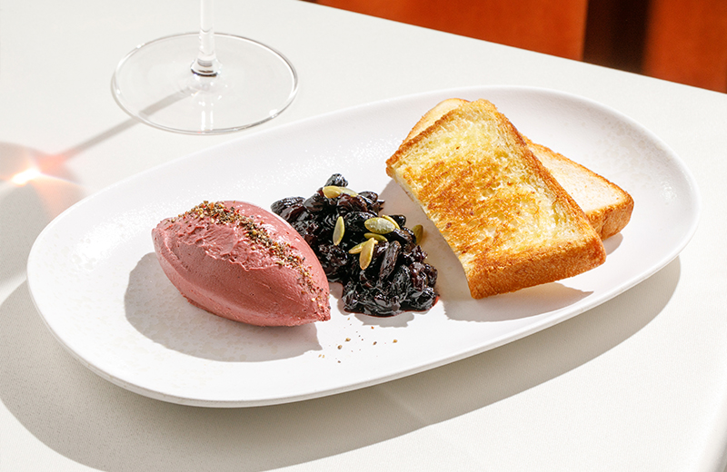 Доставка на дом паштет из птицы с конфитюром из свёклы и изюма