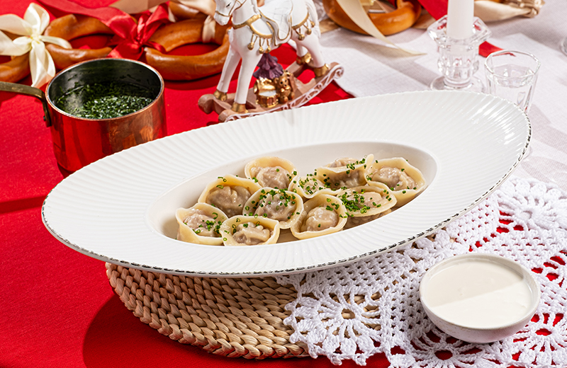 Заказать пельмени с телятиной и бульоном из рёбер со сметаной