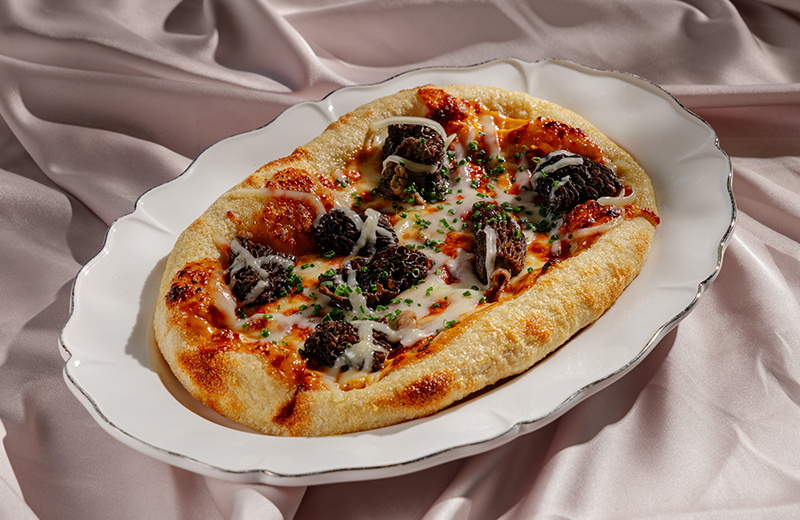 Доставка пицца со сморчками и моцареллой буффало