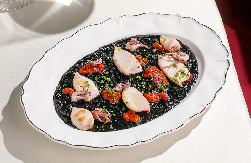 Доставка на дом чёрное ризотто с мини-кальмарами