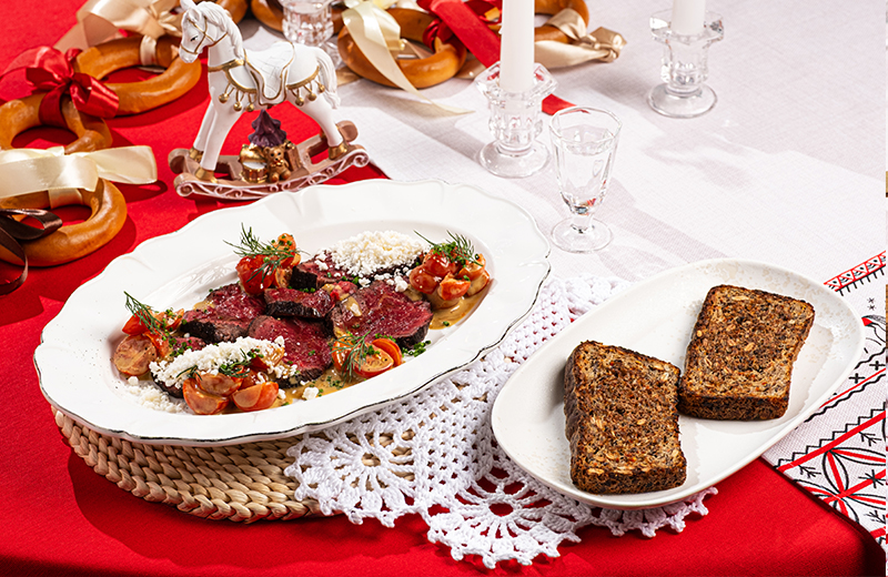 Заказать на дом ростбиф с зерновым хлебом, хреном и горчицей