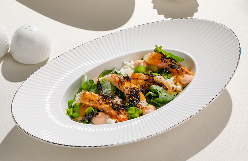 Салат с креветками, страчателлой и авокадо