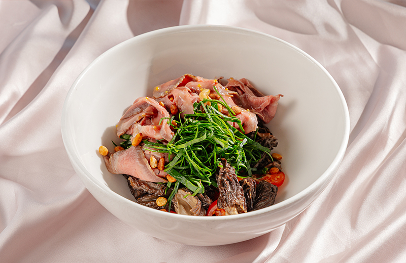 Доставка на дом салат со сморчками, ростбифом и кедровыми орехами