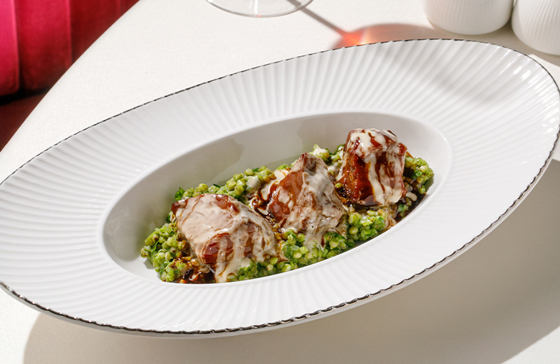 Заказать на дом телячьи щёчки, тушённые с перцем и зелёной гречкой