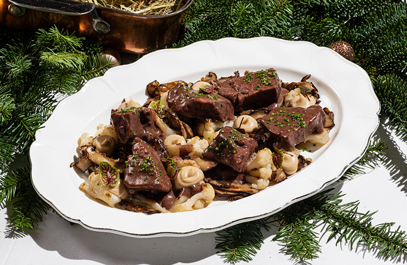 Заказ тушёные говяжьи щёчки бургиньон в красном вине с овощами