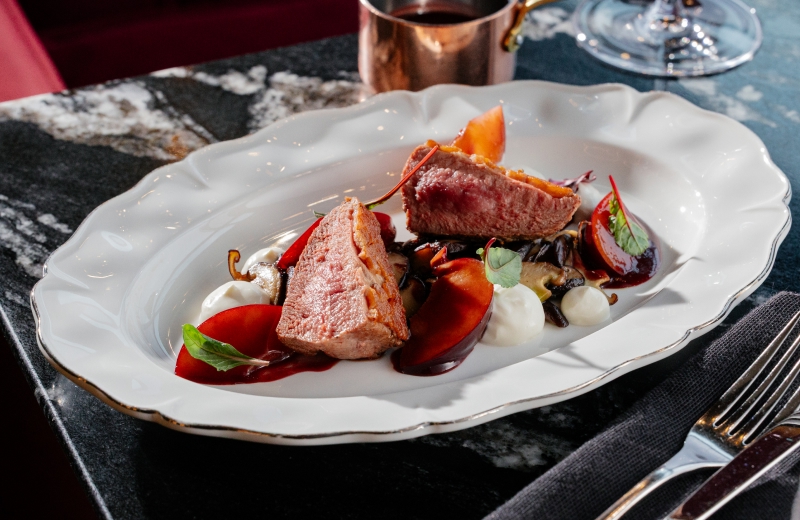 Заказать утиная грудка со сливой и соусом из глинтвейна