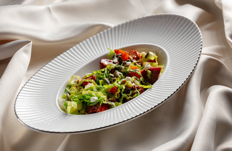 Заказать на дом салат с тыквой и тушёной говяжьей щекой